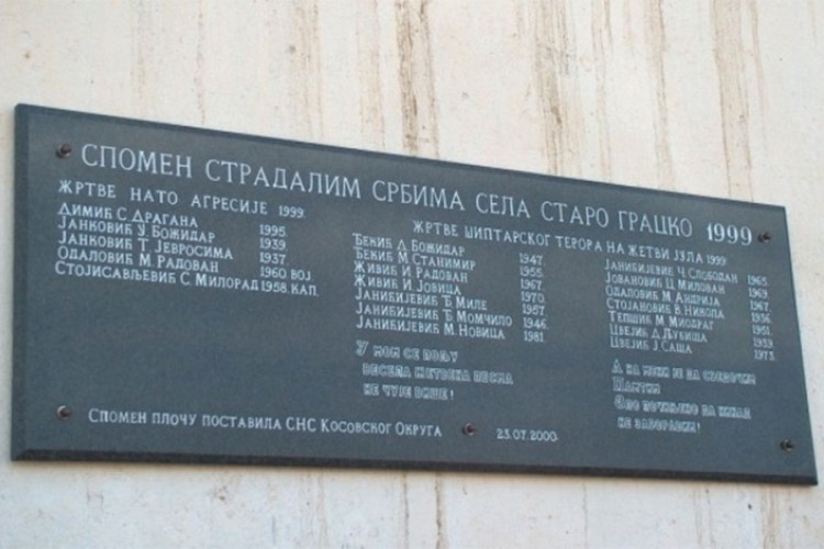 Slikali se sa znakom dvoglavog orla ispred spomenika ubijenim Srbima