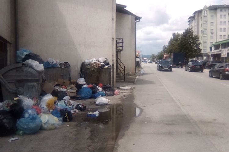 Kontejneri kipte od smeća