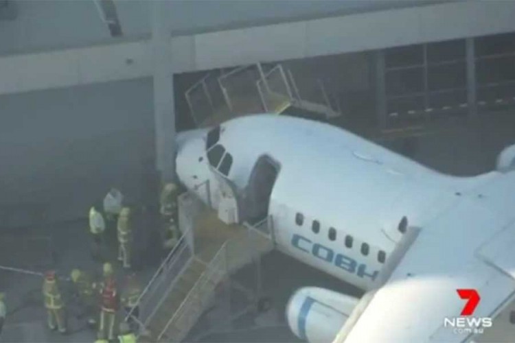Avion udario u zgradu na aerodromu u Pertu