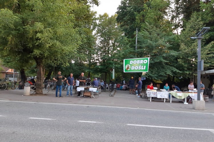 Lovačkim gulašem počastili građane