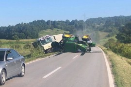 Tri osobe povrijeđene u sudaru traktora i kamiona