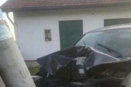 Snimljen udes u Banovićima: Izbjegao pješake i udario u banderu