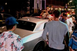 Francuski buldog pao sa šestog sprata na Dodge Challenger i preživio