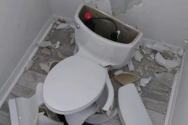 Grom udario u septičku jamu, eksplodirala im WC školjka