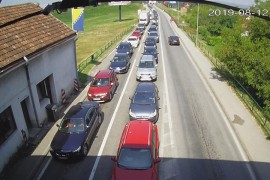 Na većini prelaza u BiH duge kolone vozila