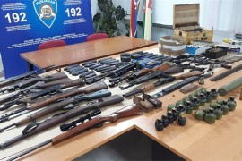 Uznemiravao komšinicu pa kod njega pronađen "magacin" pun oružja