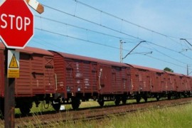 Teretni voz naletio na vozilo koje se provlačilo ispod rampi