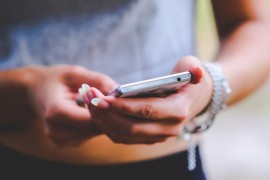 Upao joj telefon u rijeku, skočila za njim i nestala