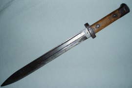 Osumnjičen da je vojnim bajonetom pokušao ubiti komšije