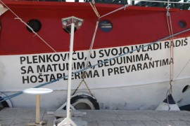 Na brodu napisao poruku Plenkoviću: Radiš sa prevarantima