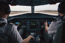 Pijani putnik pokušao da upadne u pilotsku kabinu