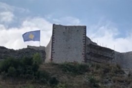 Kosovska zastava na srpskoj tvrđavi u Novom Brdu