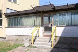 Kamenicama razbijena stakla na školi