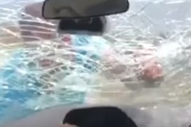 Albanac skočio na vozilo turistima i počeo da lupa staklo, oni snimali