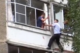 Spasio bebu koju je pijani otac htio da baci sa terase
