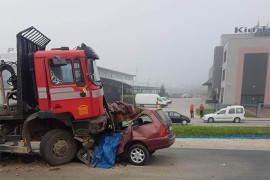 U sudaru dva kamiona i auta jedna osoba poginula
