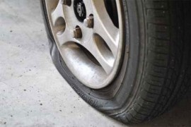 Policija traga za muškarcem koji je bušio gume na autima