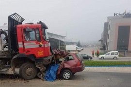 Žureći na posao preticao kolonu i podletio pod šticar