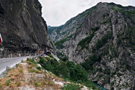 Motociklista se sudario s autom i pao u kanjon Morače