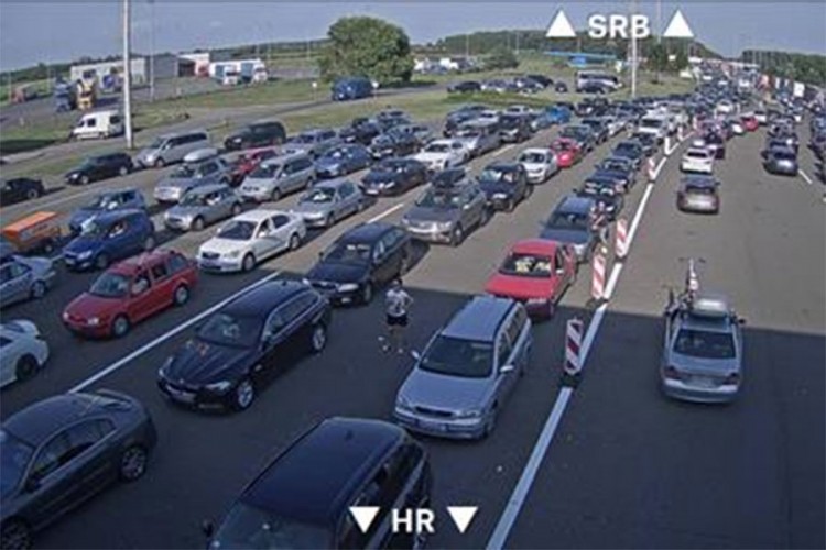 Ogromne gužve na Bajakovu, prelaz se čeka satima