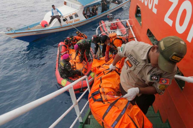 Potonuo brod u Indoneziji, traga se za 31 nestalom osobom