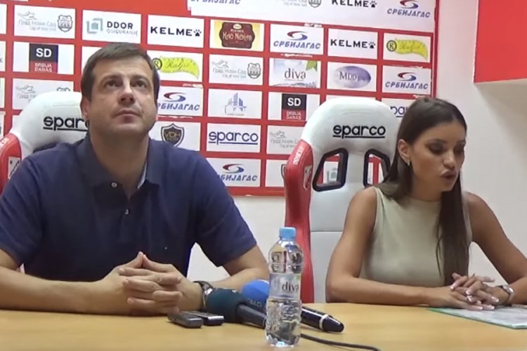 Urnebesan video: Lalat nije "smio" da pogleda zgodnu Vošinu portparolku
