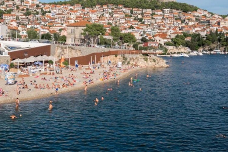 Izudarao kćerku na plaži dok se maćeha sunčala