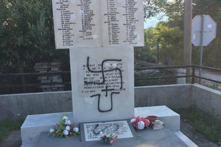 Nakon proslave "Oluje" ispisani ustaški simboli na spomeniku antifašistima