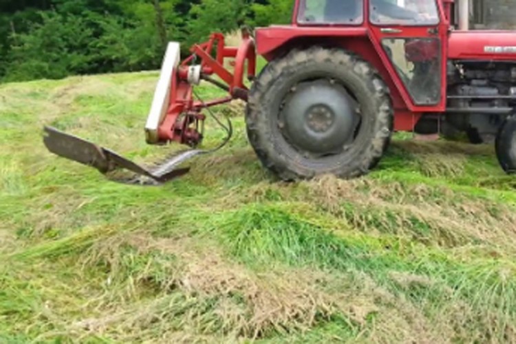 Kosio travu i aktivirao bombu na njivi