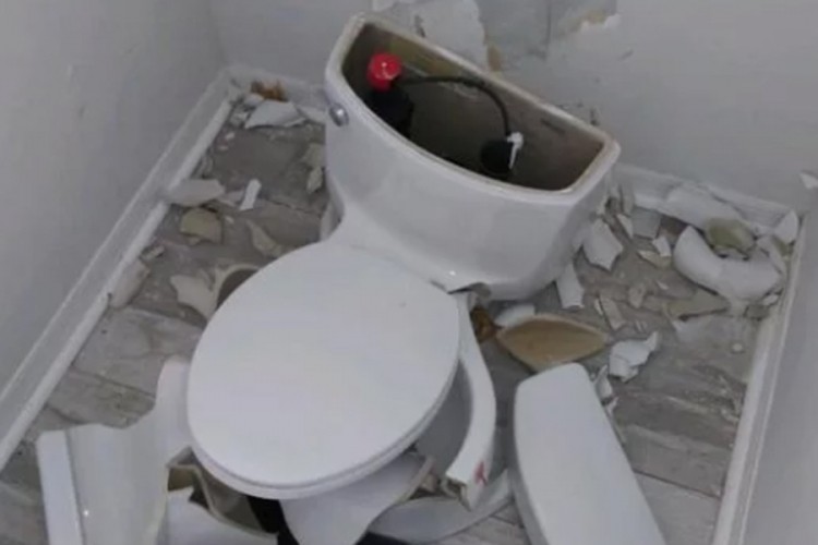 Grom udario u septičku jamu, eksplodirala im WC školjka