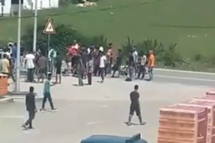 Grupa migranata blokirala saobraćaj u Velikoj Kladuši