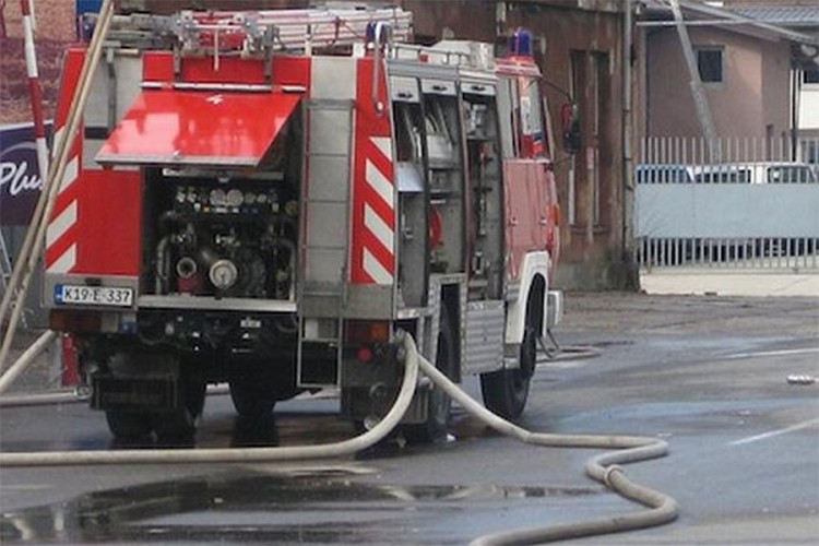 Gori krov kuće u sarajevskom naselju