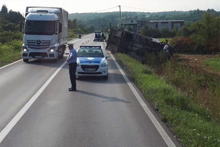 Nezgoda kod Banjaluke: Kamion sletio sa puta i prevrnuo se