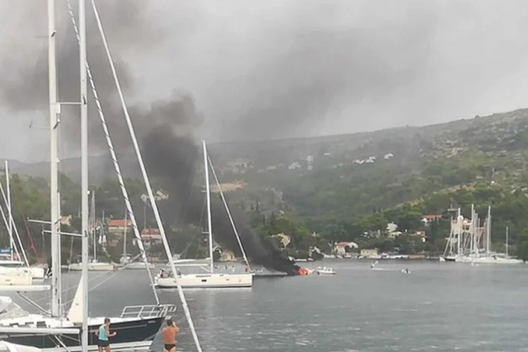 Zapalio se brod, supružnici se spasili skokom u more