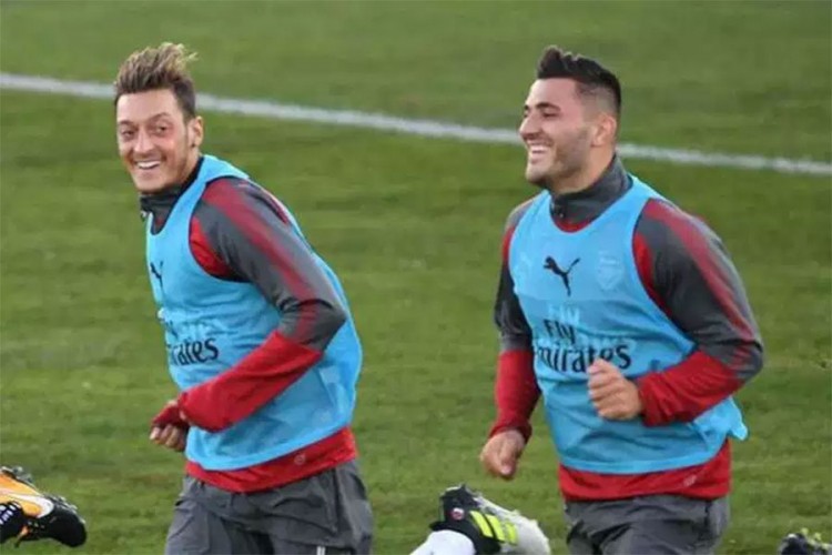 Kolašinac i Ozil izostavljeni iz ekipe zbog problema sa mafijom