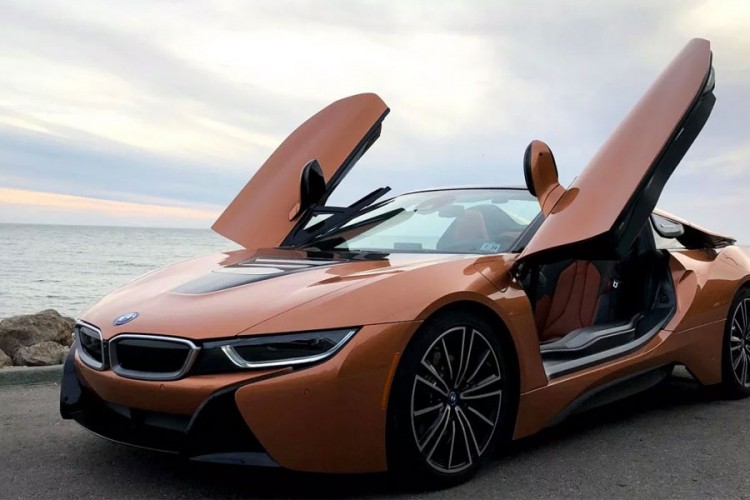 Vic dana: Ona i BMW