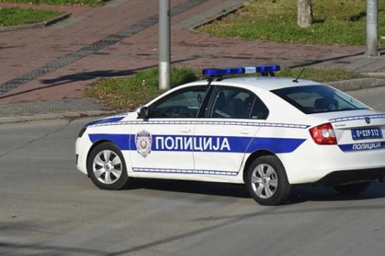 Muškarac poginuo, četvoro povrijeđeno u sudaru tri automobila