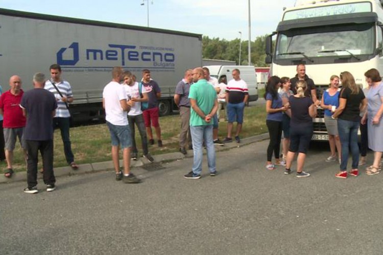 Špediteri ponovo obustavili rad na Rači
