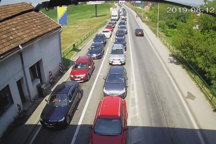 Na većini prelaza u BiH duge kolone vozila