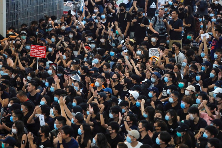 Sukob policije i demonstranata na aerodromu u Hong Kongu