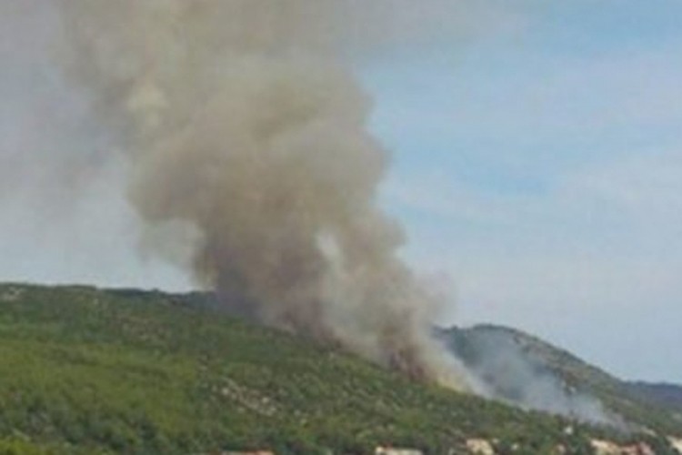 Požar kod Neuma, vatra se širi prema kućama