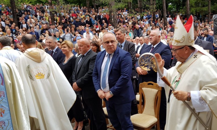 Završena misa kod Teslića, Kitarovićevoj uručena zahvalnica