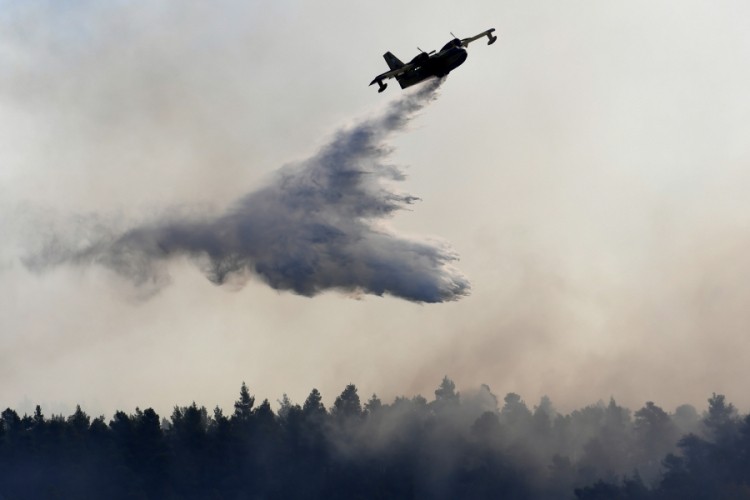 Zapalio se avion sa američkim vojnicima na aerodromu