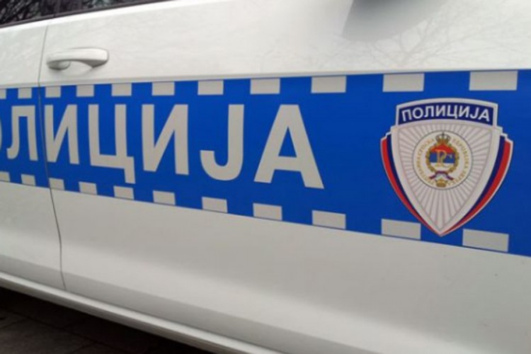 Jedna osoba povrijeđena u sudaru dva auta