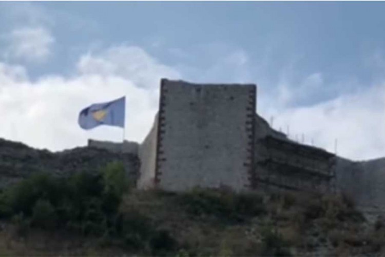 Zastava Kosova uklonjena sa srpske tvrđave na Novom Brdu