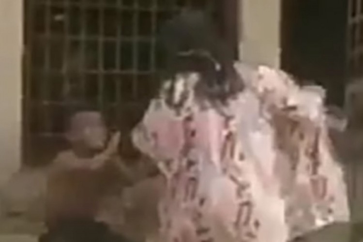 Pretukla dječaka nasred ulice pa ga zatvorila u kavez za pse