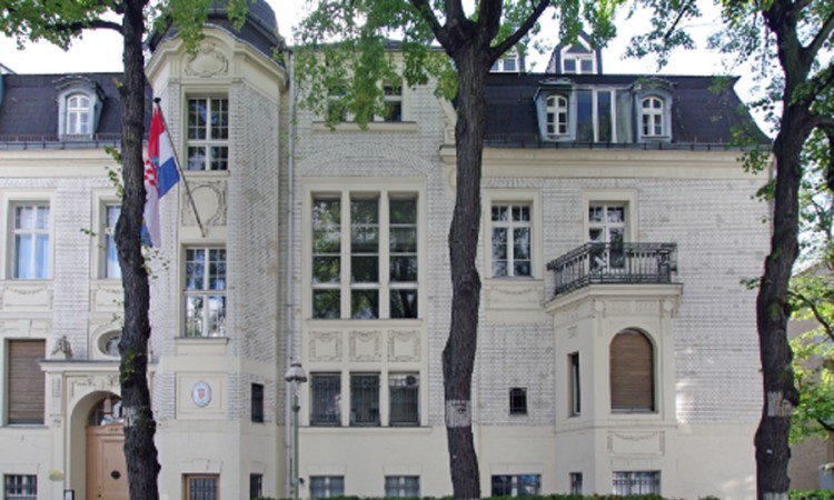 Rasistički i homofobni ispadi hrvatska diplomatkinje