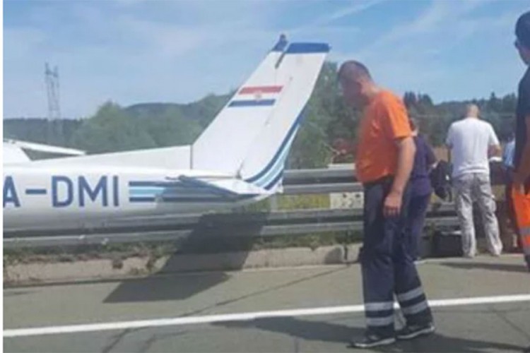 Manji avion sletio na autoput kod Ravne Gore