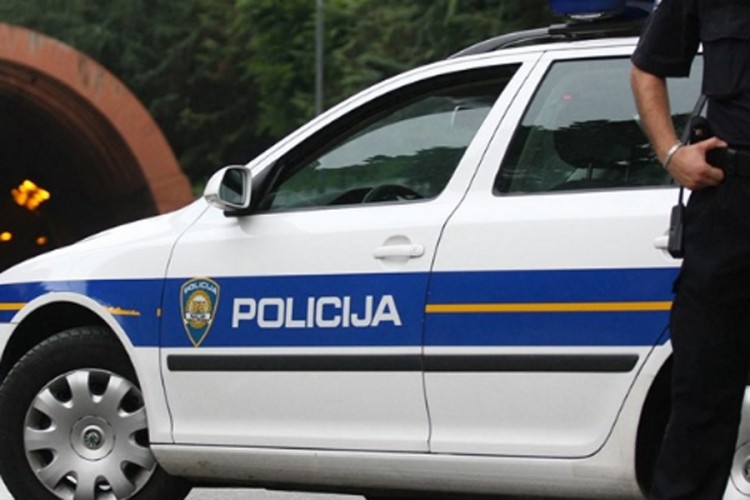 Zapalio se autobus na autoputu Zagreb-Split, kolona duga pet kilometara