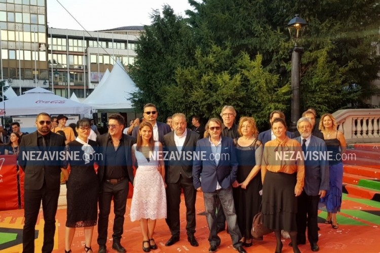 Ekipe ostvarenja "Ukrug" i "Jadnici" prošetali crvenim tepihom SFF-a